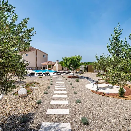 Сasa de vacaciones Modern In With Pool *