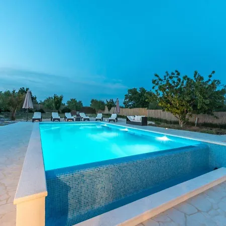 Modern In With Pool Holiday home *