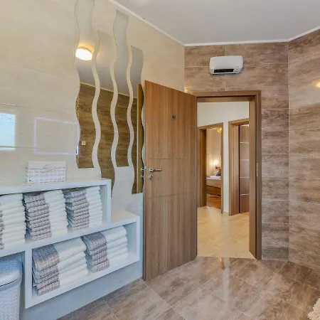 Modern In With Pool Holiday home *