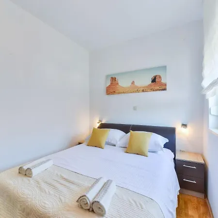 Modern In With Pool Holiday home *