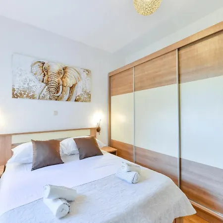 Modern In With Pool Pristeg