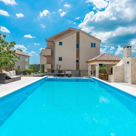 Modern In With Pool Pristeg