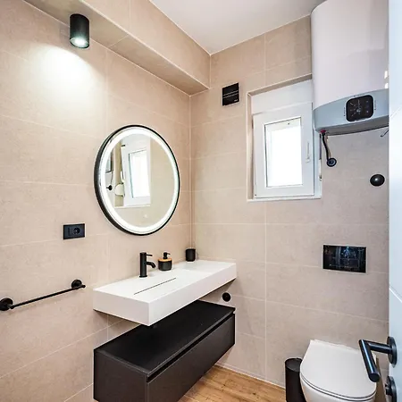Modern In With Pool * Pristeg