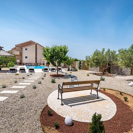 Modern In With Pool Pristeg