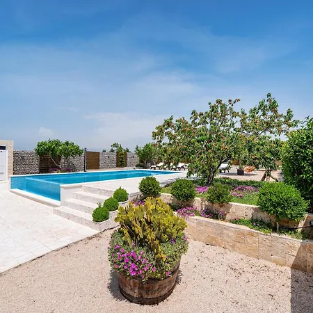 Modern In With Pool 度假居 *