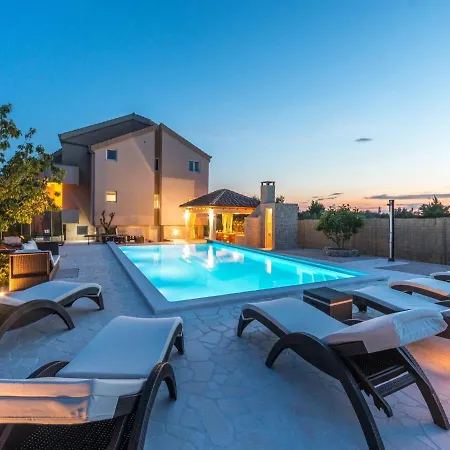 Modern In With Pool *