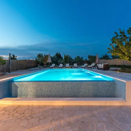 Modern In With Pool * Pristeg