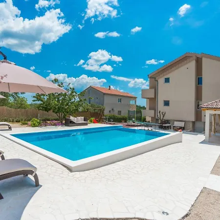 Modern In With Pool Pristeg