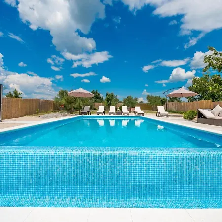 Modern In With Pool Holiday home *