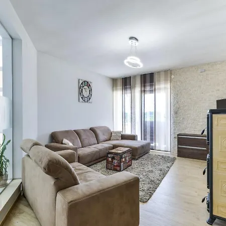 Modern In With Pool Pristeg