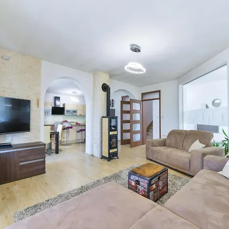 Modern In With Pool Pristeg