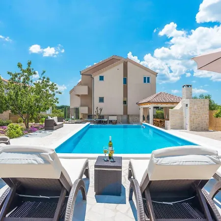 度假居 Modern In With Pool